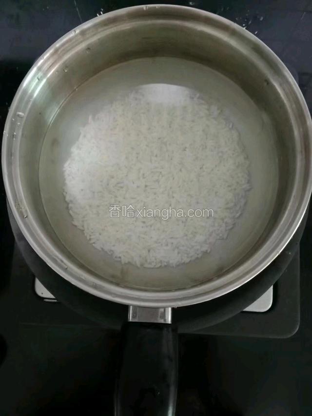 倒入锅中，加入适量水，煮至软烂