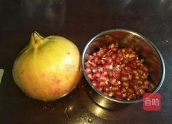 鲜榨石榴汁的做法图解1