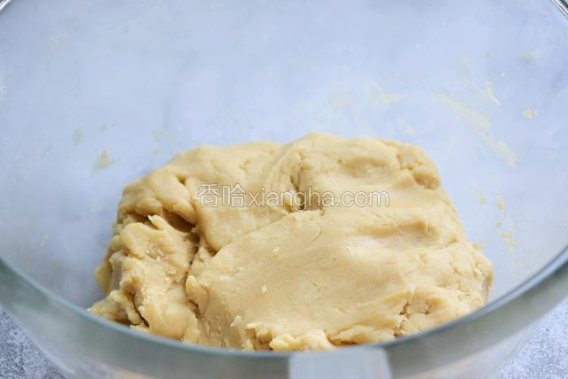 加入面粉，拌匀，揉成面团，盖保鲜膜静置2个小时
