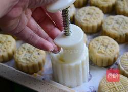 广式花生芝麻月饼的做法图解8