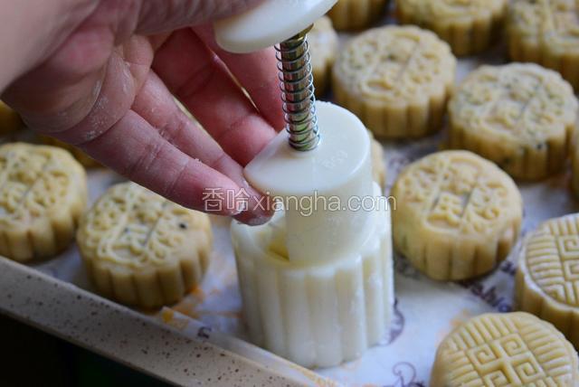 用模具压出月饼形状