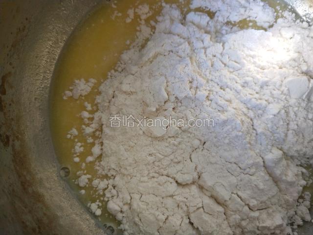 关火，倒入面粉！翻拌均匀