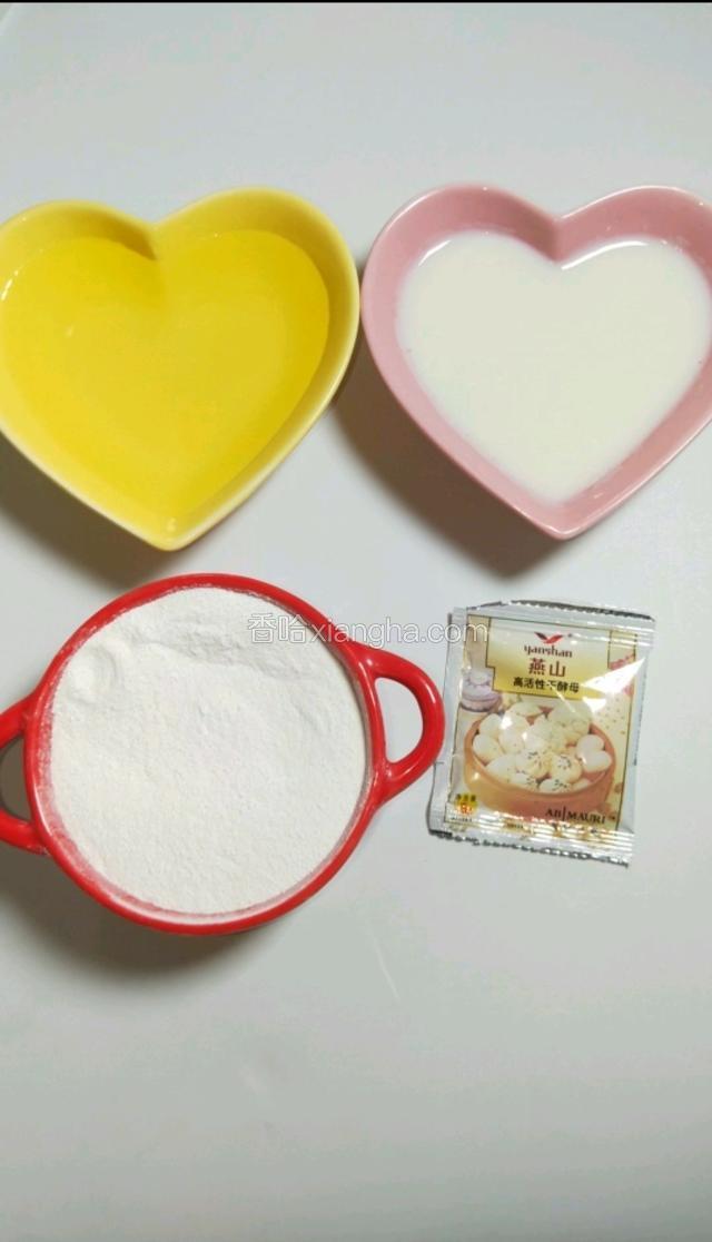 准备食材  牛奶  清水  大米粉  白砂糖  酵母。