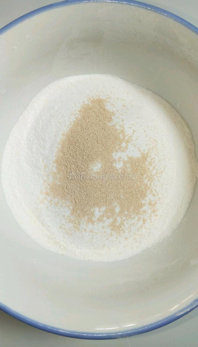 大米粉、绵白糖、酵母粉混合均匀