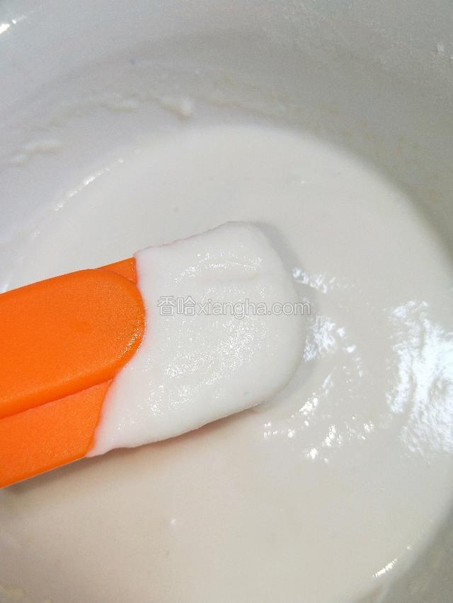 加入牛奶、水拌匀，静止15分钟