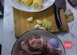 玉米大骨头汤的做法图解1