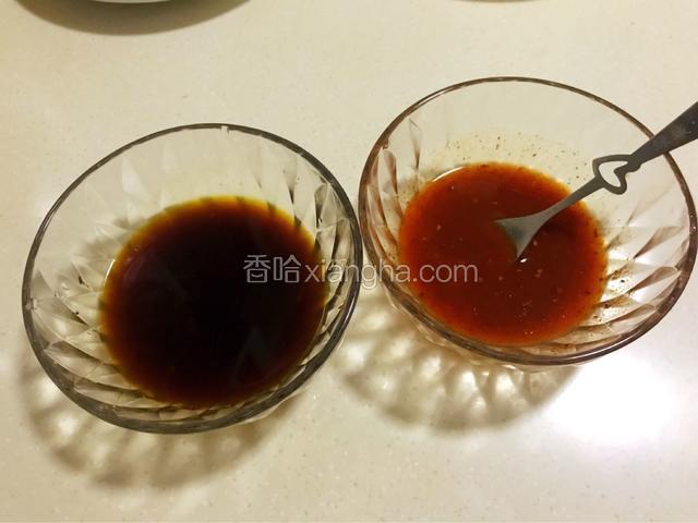 豆瓣酱一勺，番茄酱一勺，干辣椒面一勺，兑凉白开一汤勺。生抽三勺，蚝油两勺，老抽一勺，盐适量兑凉白开一勺。