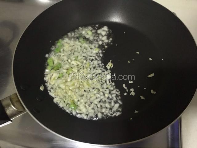 不粘锅里放油，放入蒜末，开火。