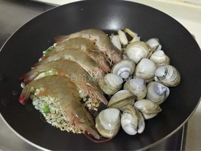 摆入海鲜。