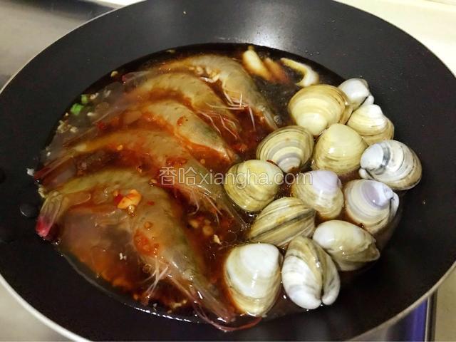 加入两种酱汁。