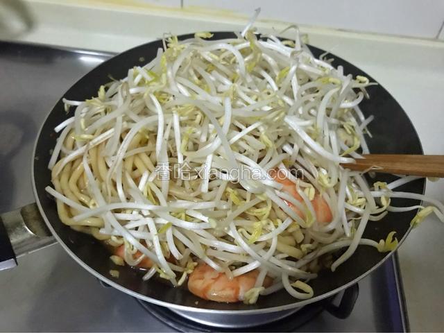 盖入面条，再盖豆芽，盖锅盖焖一会，翻拌继续焖至汤汁浓稠。