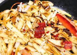 京葱鲮魚（罐頭）炒刀削面的做法图解4