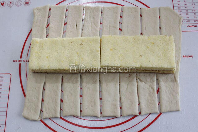 然后用刀在面皮两侧分别切7刀，分成8等份。