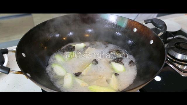 加入木耳，竹笙，丝瓜烧开
