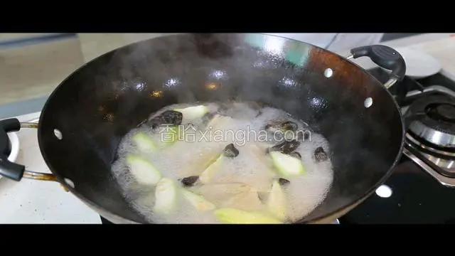 加入木耳，竹笙，丝瓜烧开