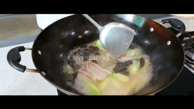 放入蚌肉烧开