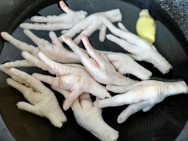 鸡爪冷水下锅焯下水