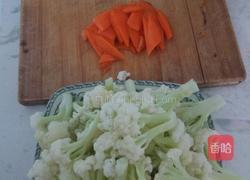 素炒菜花的做法图解1