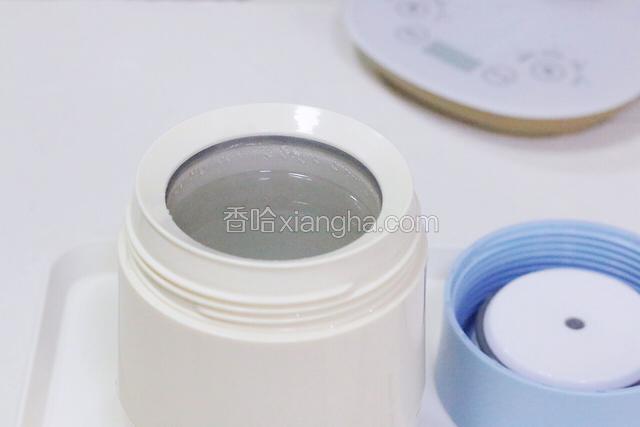 在焖烧杯内倒入煮开的沸水，盖好盖子静置5～10分钟。