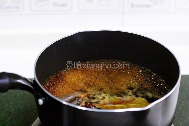 加入细砂糖、盐、生抽和老抽。