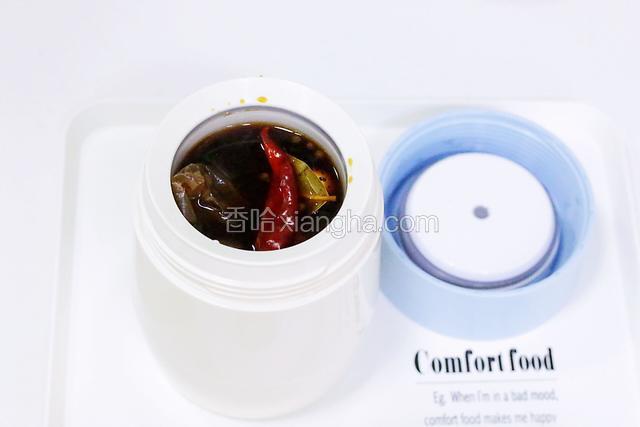 将卤汁倒入焖烧杯内，盖上盖子焖一晚上。
