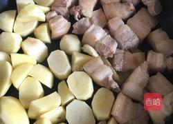 土豆红烧肉的做法图解7