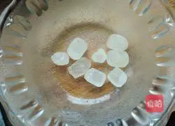 Illustration of how to make peach gum and white fungus soup 6