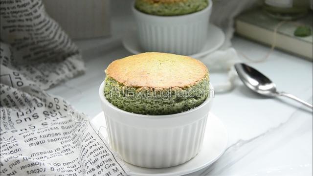 我喜欢外壳带点焦色，不想上色过度，保留抹茶原色的可以放在中下层烤制。