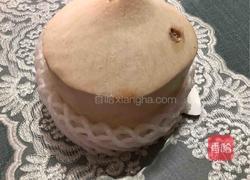 椰汁炖鸽子汤的做法图解1