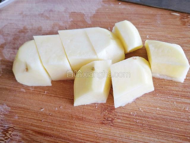 土豆切滚刀块。