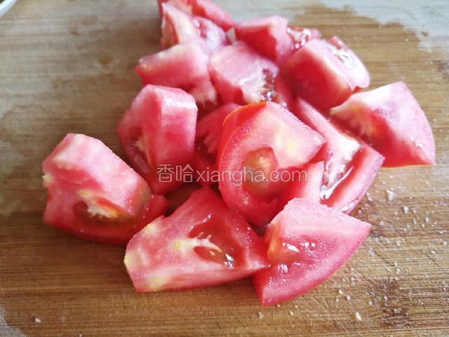 西红柿切小块。