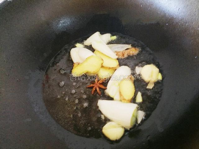 花生油加热，调料煸炒。
