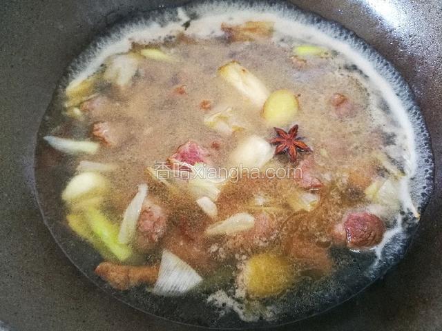 炒出香味立即加清水，量一次加至能够煮40分钟的清水，加入酱油，醋少许。