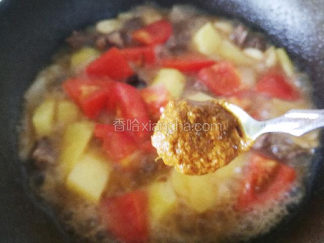 煮到西红柿软时加入咖喱酱，煮一会改中火继续炖煮20分钟。