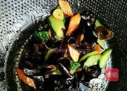 Illustration of how to stir-fry cucumber and carrot with fungus 7