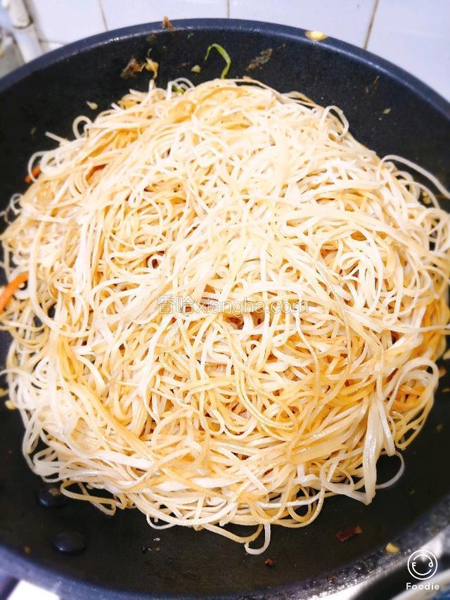 凍鍋下油，下蒜蓉炒香，再下米粉炒均，下生抽老抽酱油上色，用适量白开水容花盐巴再下鍋，盐巴入味較均等；