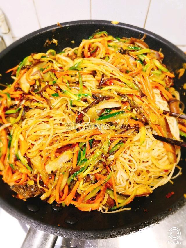 米粉再炒走8成熟混合配菜，再加上剁椒，翻炒至全熟後，下蛋絲(留下小量蛋絲装盆用)；