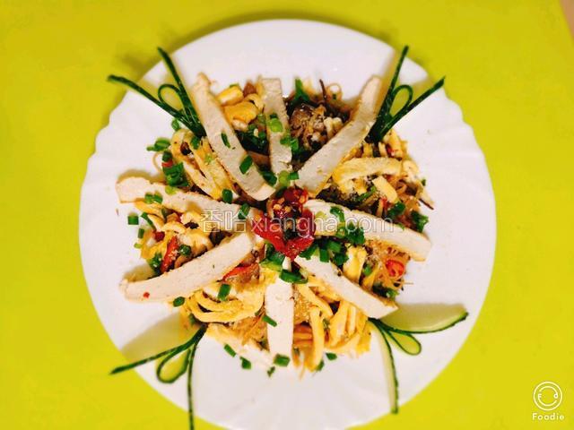 在米粉面，擺放豆腐絲、蛋絲及用青瓜片裝飾一下，便成香味四溢的米粉；