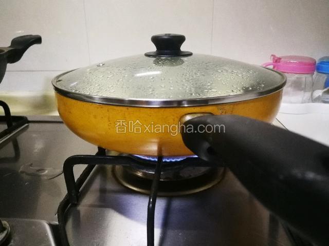 观察锅里状态，水蒸干大约12～14分钟后关火。