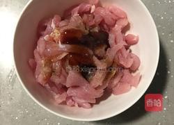 辣椒炒肉的做法图解1