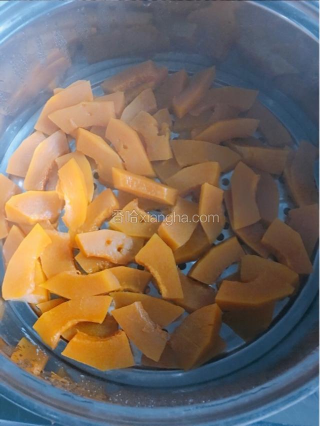南瓜片放入蒸锅蒸熟