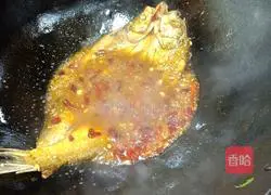 Illustration of how to make Diaozi fish in a pan 5