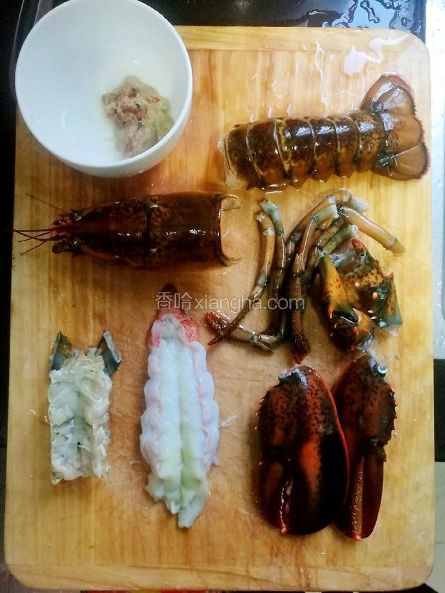 龙虾切成小件，虾肉切小块用料酒、淀粉、蛋清、盐拌匀。虾壳、虾脚用盐水煮熟。