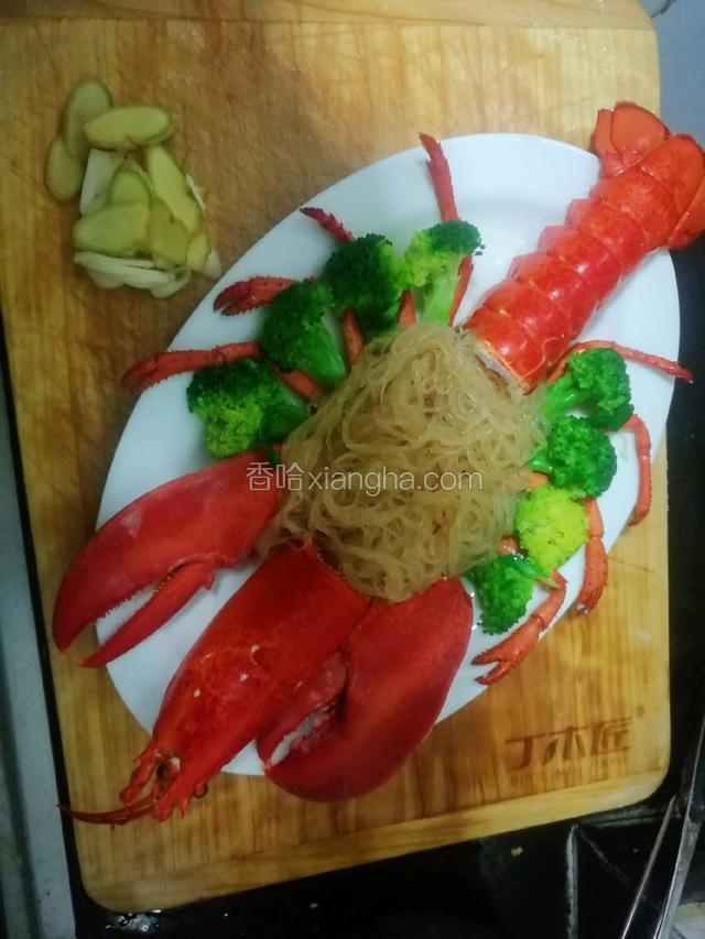 将粉丝、西兰花煮熟同虾壳一起摆盘