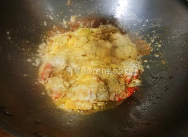 锅内放油烧热，下入姜蒜炒香，加虾肉和咸蛋黄同炒，调味出锅