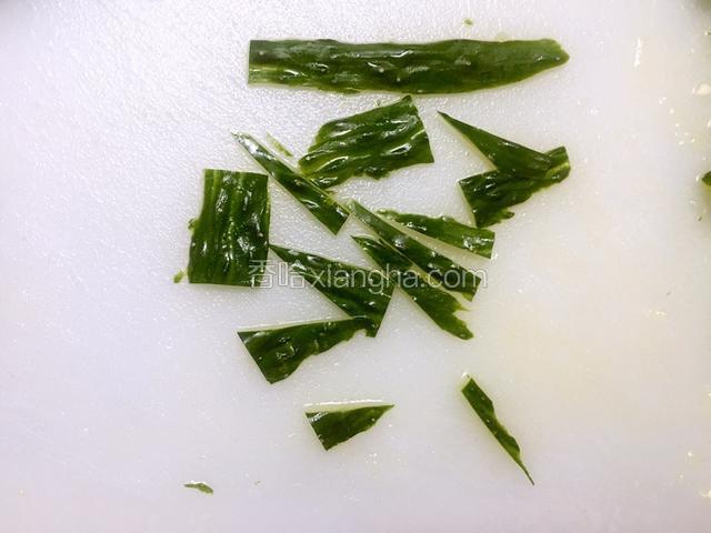 用剩余的黄瓜切成不同碎片形状，做竹子