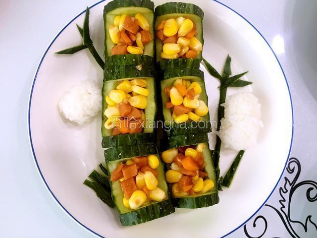 竹子旁边一边放一个饭团，做熊猫身子