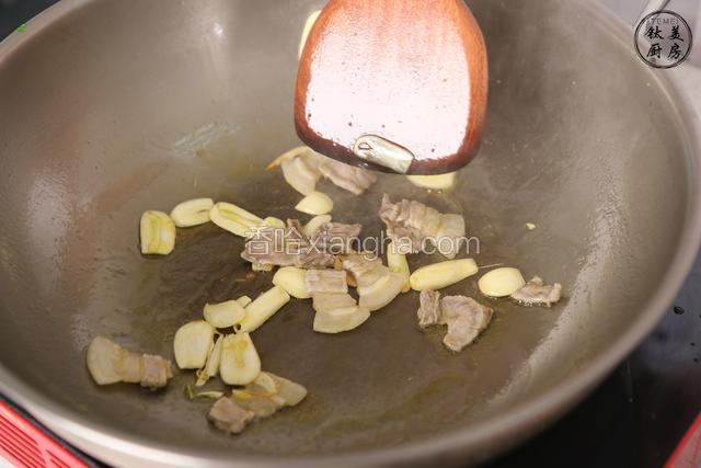 再放入咸肉煸炒，