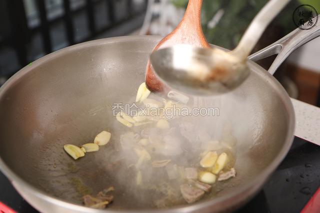 肉颜色变白后倒入一些热水，加入少许盐，鸡粉调味