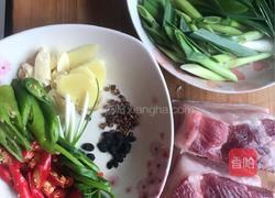 蒜苗回锅肉的做法图解1